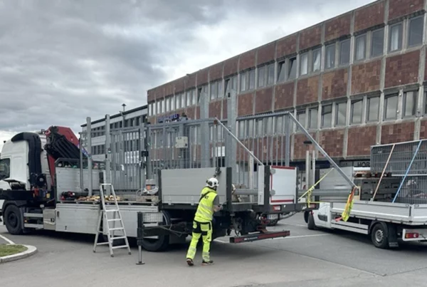 Montering av byggeplassgjerder på tomt.
