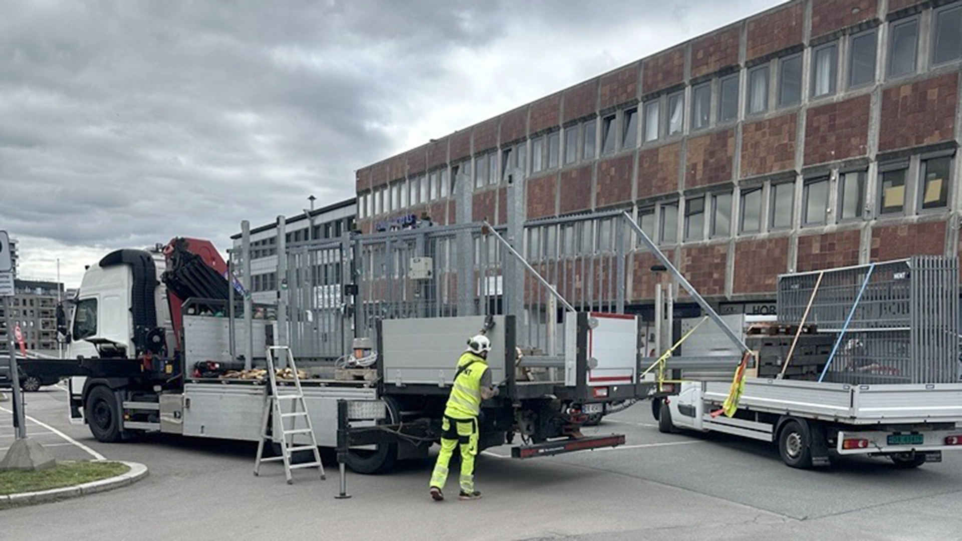 Montering av byggeplassgjerder på tomt.